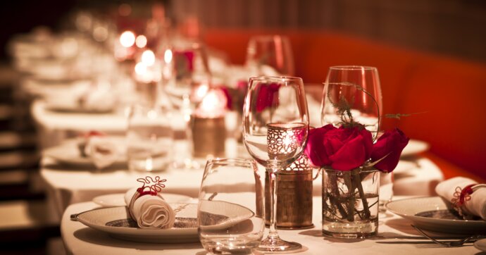 Couple toasting champagne flutes in restaurant 